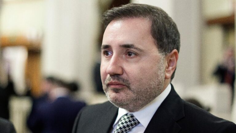 A fugit dintr-un hotel din Vaslui, fără să plătească, iar acum aruncă bombe mediatice în România! Rizea: ”Cei de la AUR sunt plătiți de Plahotniuc”