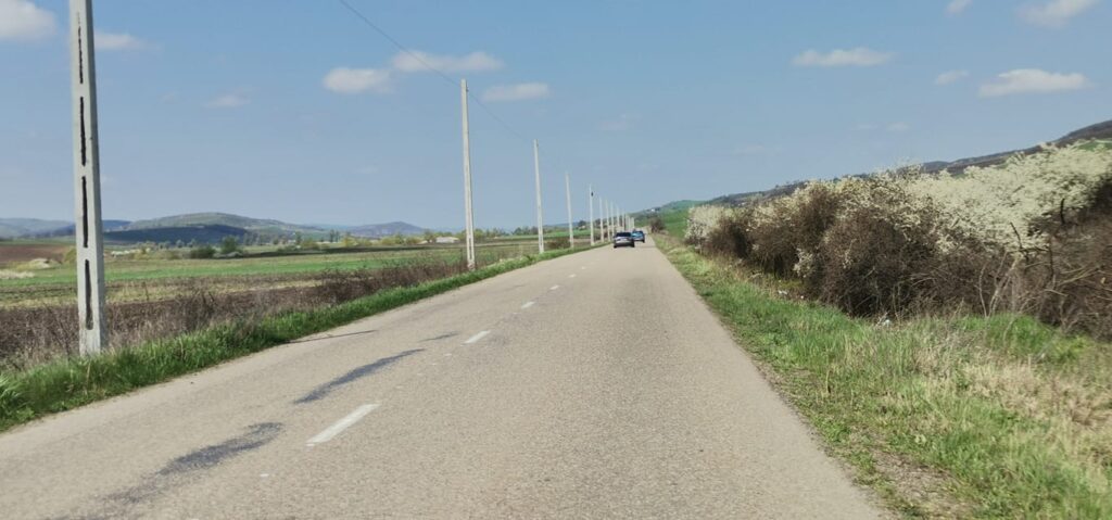 Mobilizare la locul ACCIDENTULUI de la Rădeni! Se fac manevre de resuscitare pentru un bărbat în stop cardiorespirator! 1 drum radeni dragomiresti