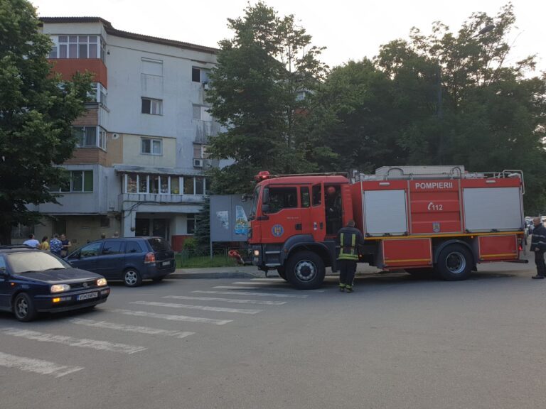 Un aparat de aer condiționat a provocat un incendiu în zona Avram Iancu, la Vaslui! Un pompier în timpul liber a intervenit decisiv!