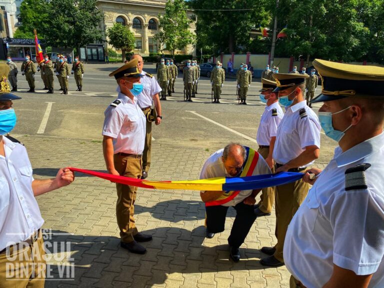 Primarul municipiului Huși, Ioan Ciupilan, a îngenuncheat în fața drapelului național! Momente emoționante, în această dimineață!