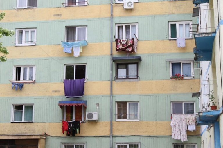 Interzis la uscarea rufelor la geam sau în fața blocului. Se pot da amenzi de până la 600 de lei
