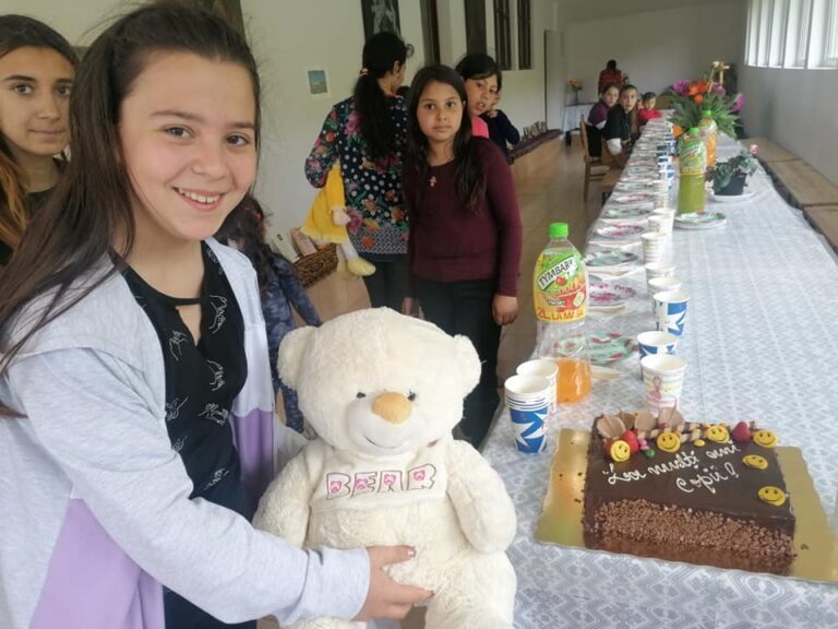 Lectie de bunãtate si omenie! Povestea Ruxandrei si a ursului Ruxi