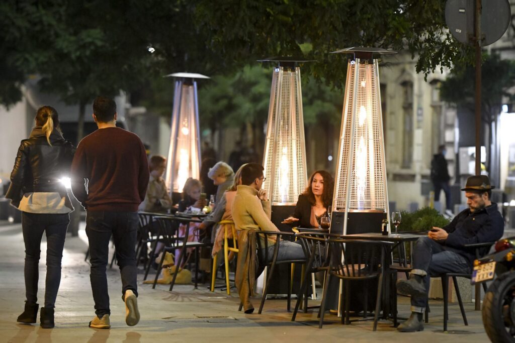 Vesti bine pentru vasluieni! Restaurantele si cafenelele se deschid la 5.00 dimineața! Vor fi deschise pânã la miezul noptii 1 terasa incalzita scaled 1