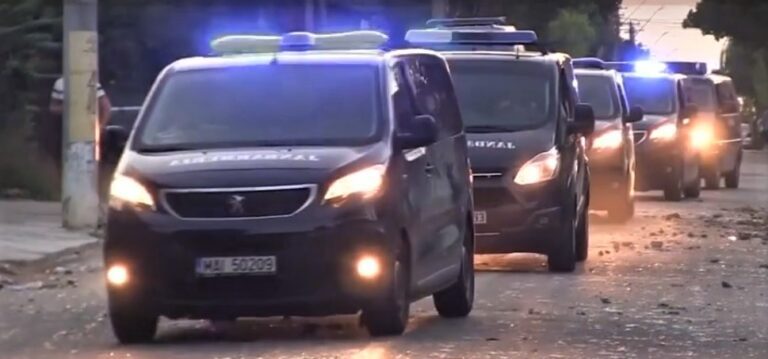 Un telefon furat a provocat lupte de stradă la Murgeni. Două familii de rromi s-au tăiat cu cuțitele și două victime au ajuns la spital
