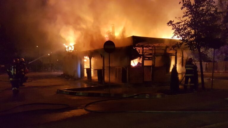 Incendiu de proporții astă noapte, la Bârlad. A ars fostul restaurant Grill