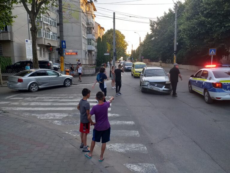 Doua mașini s-au ciocnit ACUM La intersecția de la LMK!