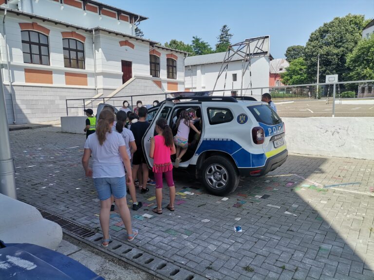 Poliția Rutieră, prezentă în școlile vasluiene! Elevii școlii C. Parfene au stat de  vorbă cu polițiștii pe teme de siguranță rutieră