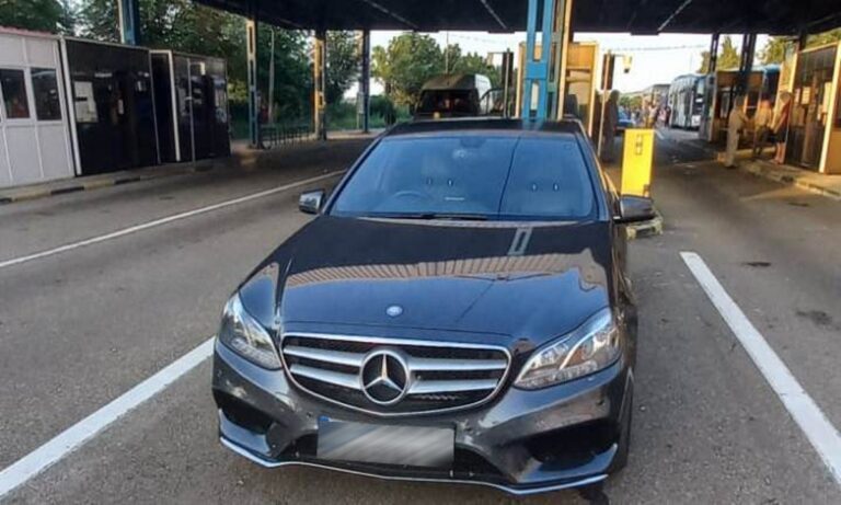 A furat un Mercedes din Anglia și a rămas fără el la frontieră