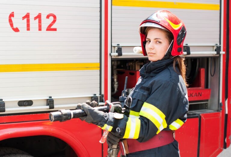Poveștile oamenilor în uniformă (III). O femeie-pompier pe mașina de stingere a Detașamentului Bârlad!