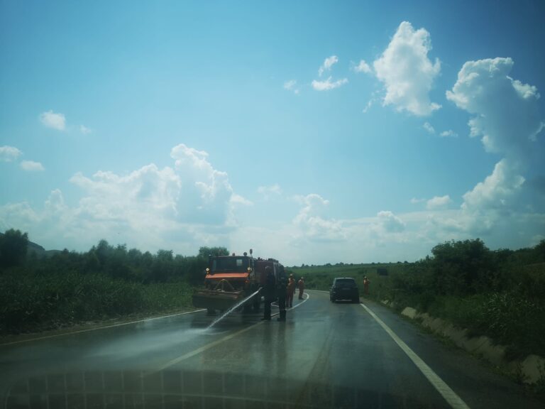 DE 581 plin de dejecții, dupã ce un camion si-a revãrsat „marfa” pe asfalt! Soferul era să ia bătaie la înmormântare!