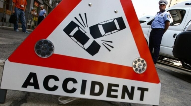 GRAV accident de circulație la Podeni! Un șofer în stare critică, după ce a lovit un camion