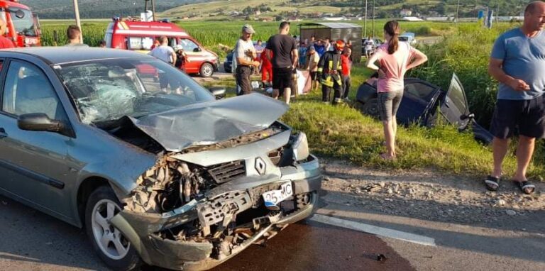 ACUM Accident FOARTE GRAV la intrarea în Pușcași! O mașină Renault a distrus un Logan, după o depășire CRIMINALĂ!