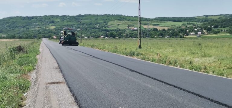 Lucrare excepțională a constructorilor de la Nomis! În doar trei zile, au turnat 1,6 km de asfalt, pe DJ Secuia-Deleni-Mănăstirea Moreni!