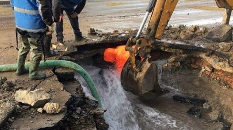 ACUM Avarie majoră în zona Pieții Centrale a Vasluiului, la rețeaua de apă! Sunt 300 de apartamente afectate!