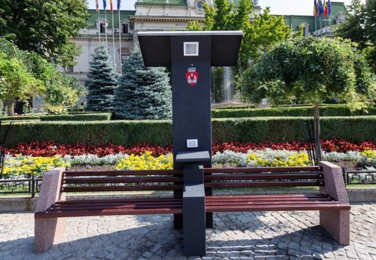 Băncile smart, propuse de consilierii PSD din Vaslui, devin o realitate! Polak și cei de la PNL se lauda ca este proiectul lor!