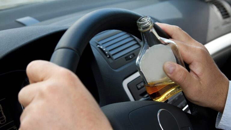La numai 20 de ani a fost prins în trafic aproape de comă alcoolică