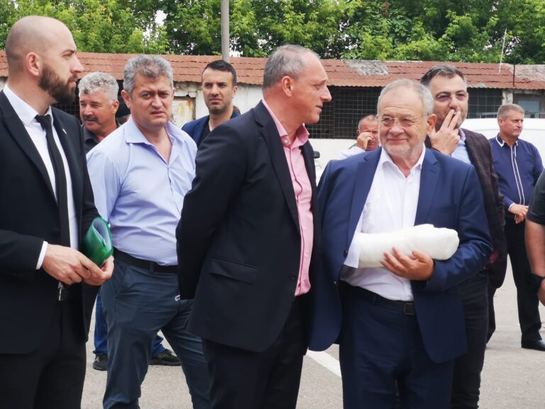 ACUM Primarii PSD și ALDE din tot județul Vaslui au ajuns la Sala Sporturilor, unde are loc conferința județeană PNL! Au un memoriu pentru premierul Cîțu! Acuze grave la adresa primului ministru!