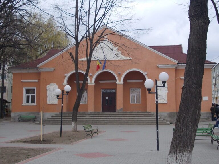 Vineri, negreștenii îl întâmpină pe Moș Nicolae la Casa de Cultură Orășenească