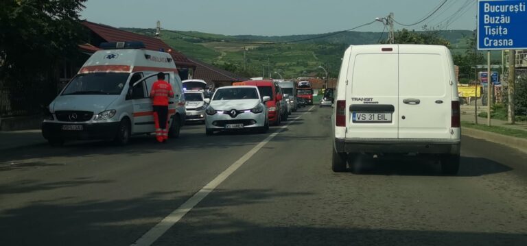 Două evenimente în același timp solicită ambulanța hușeană: carambol cu trei autoturisme și un leșin în mijlocul străzii. Un copil de 4 ani a fost rănit la cap, în urma accidentului
