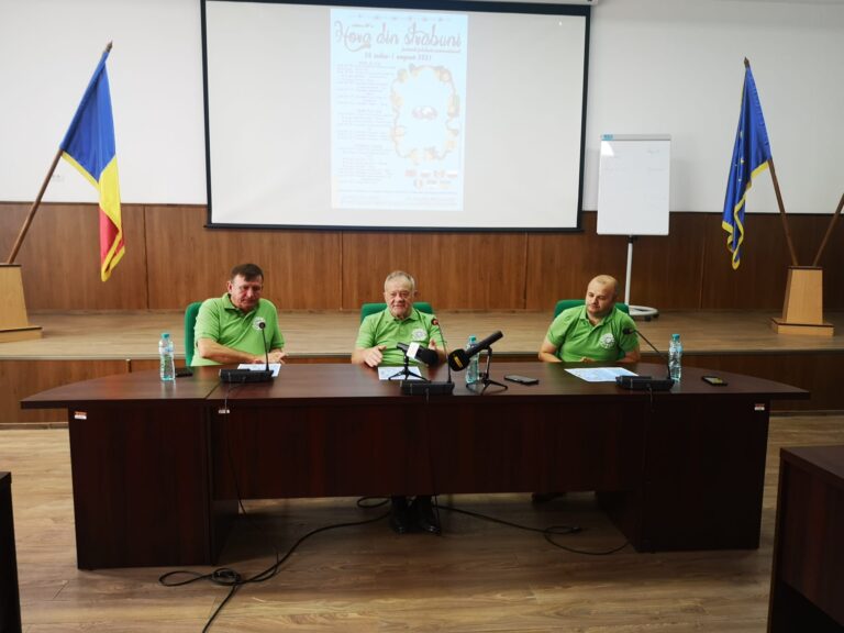 Înainte de începerea Festivalului ”Hora din Străbuni”, directorul Lucian Onciu se arată stresat față de restricțiile impuse de pandemie. Președintele CJ Dumitru Buzatu invită vasluienii la Festival