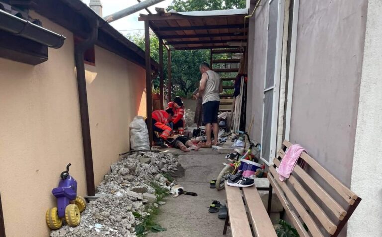 ACUM Un bârlădean s-a electrocutat, în timp ce meșterea pe acoperiș! Medicii au reușit să-i salveze viața!
