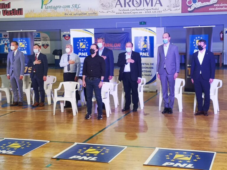 În blugi și cu adidași, Cîțu supervizează alegerile de la PNL Vaslui! Orban nu a mai ajuns la conferință!