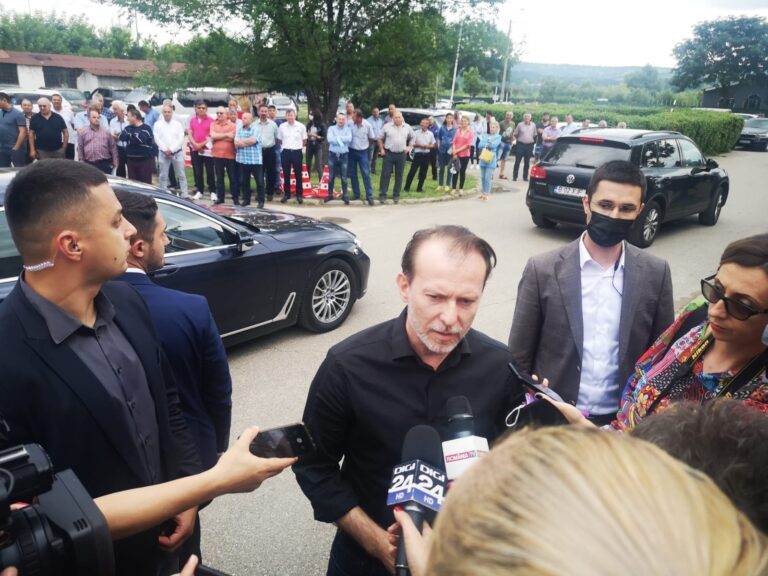 În loc să discute cu cei 50 de primari PSD și ALDE adunați în fața Sălii Sporturilor, Cîțu s-a înconjurat de sepepiști! Dispreț total față de Vaslui și vasluieni!