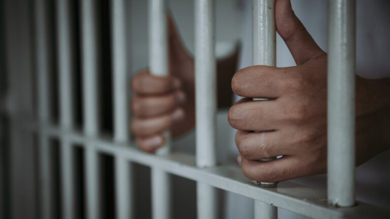 Criminal periculos din Puiești condamnat la 14 ani de închisoare. Și-a ucis victima în chinuri groaznice după ce i-a tăiat penisul și l-a pus alături