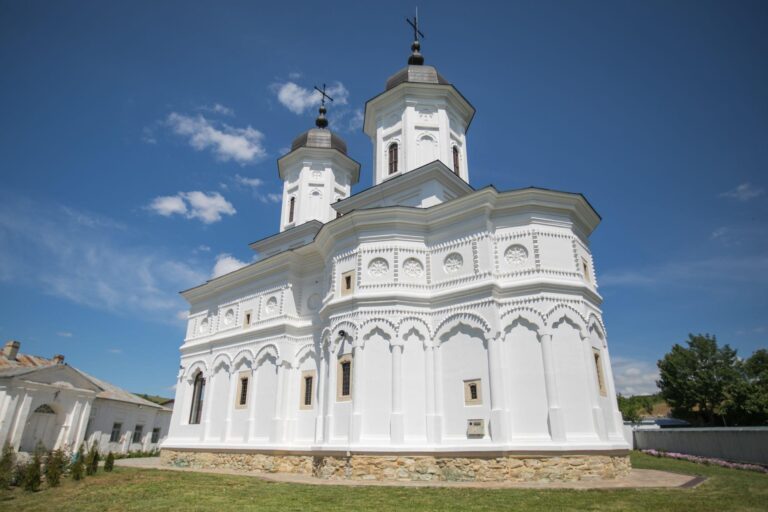 Mănăstirea Fâstâci, 300 de ani de dăinuire. Evenimentul se va bucura de prezența Preasfințitului Ignatie, Episcopul Hușilor, și a Preasfințitului Siluan, Episcopul românilor din Ungaria
