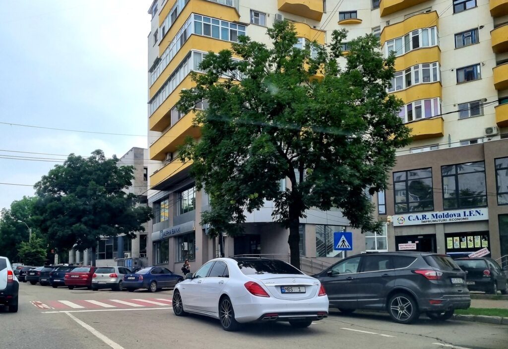 Viitor „român”, parcare de zile mari în Crucea Gării din Vaslui! 1 mercedes 1