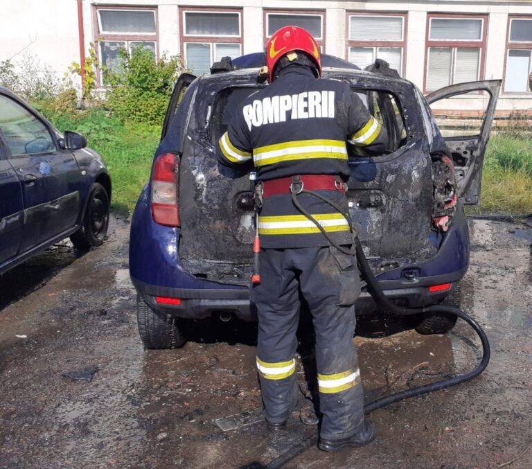 Un Duster a ars COMPLET în curtea APIA Vaslui! Au fost în pericol și alte mașini din parcare!