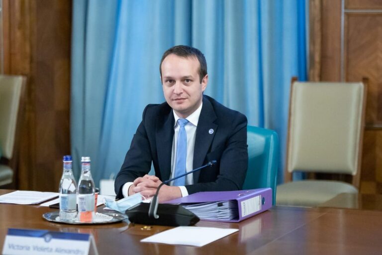 Se joacă, vineri, destinul deputatului Polak! SURSE: Orice-ar vota la alegerile de vineri, se pune problema mazilirii sale de la masa puterii!