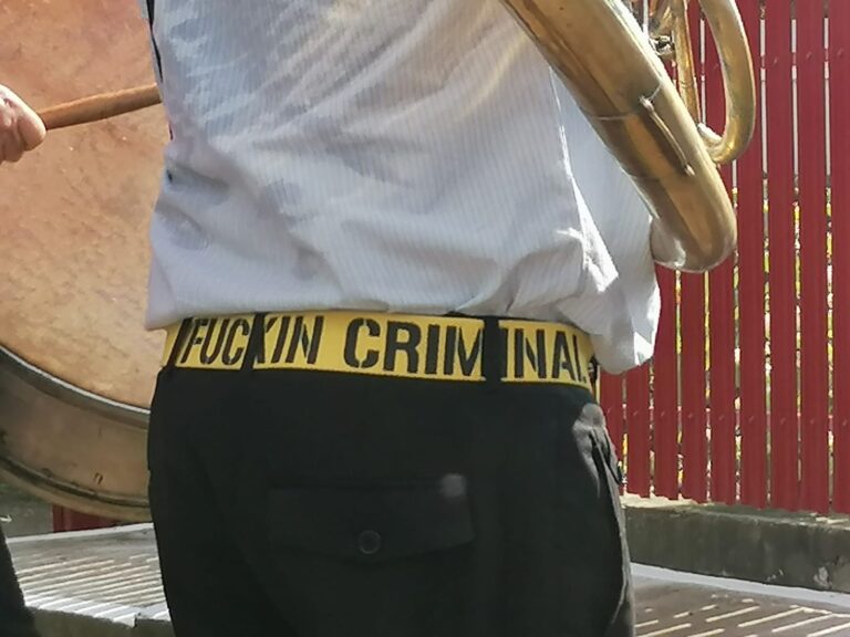 Faza Zilei! Atunci când cureaua spune tot!