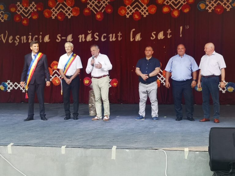 FOTO Primarul din Hoceni s-a întrecut pe sine însuși! ”Festivalul comunei Hoceni”, o ediție de excepție, cu oaspeți de pe alte meleaguri! Managerul Viacons Rutier, aplaudat de consăteni!