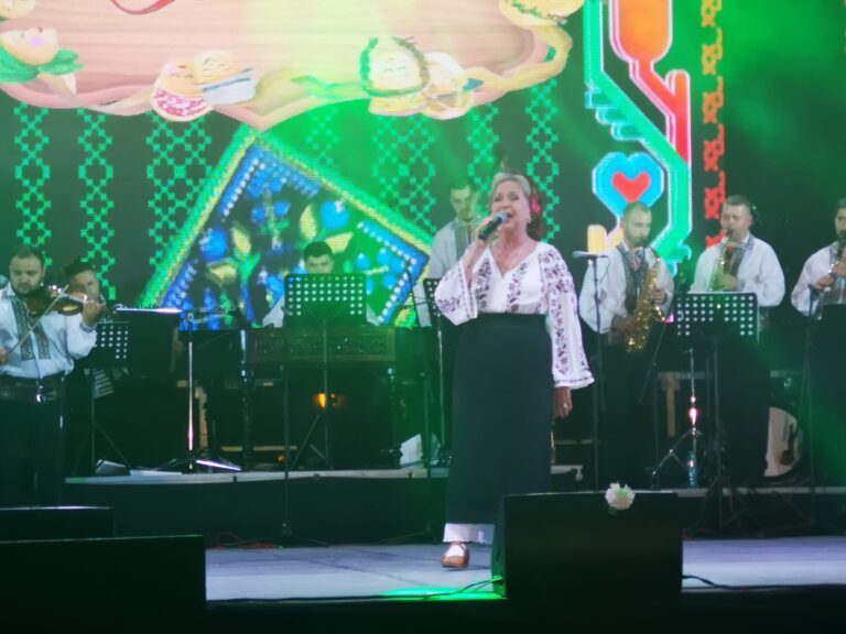 Ansamblul ”Joc” din Republica Moldova și Mioara Velicu au tras cortina Festivalului Internațional ”Hora din Străbuni”