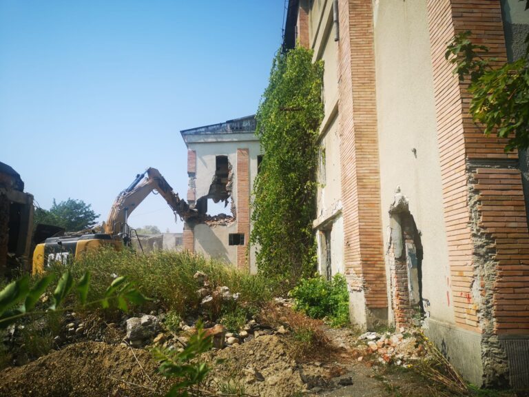 (FOTO, VIDEO) Ultima redută a Vasluiului pusă la pământ! A început demolarea fostei fabrici de pâine