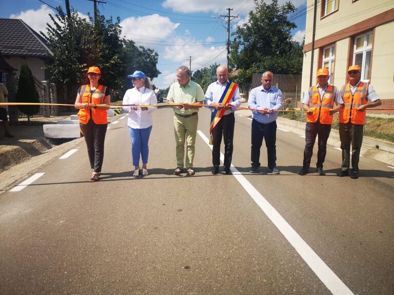 Comuna Pădureni s-a mai ”îmbogățit” cu 3,8 km de asfalt în satele Rusca și Pădureni. Felicitări, Viacons Rutier Huși!