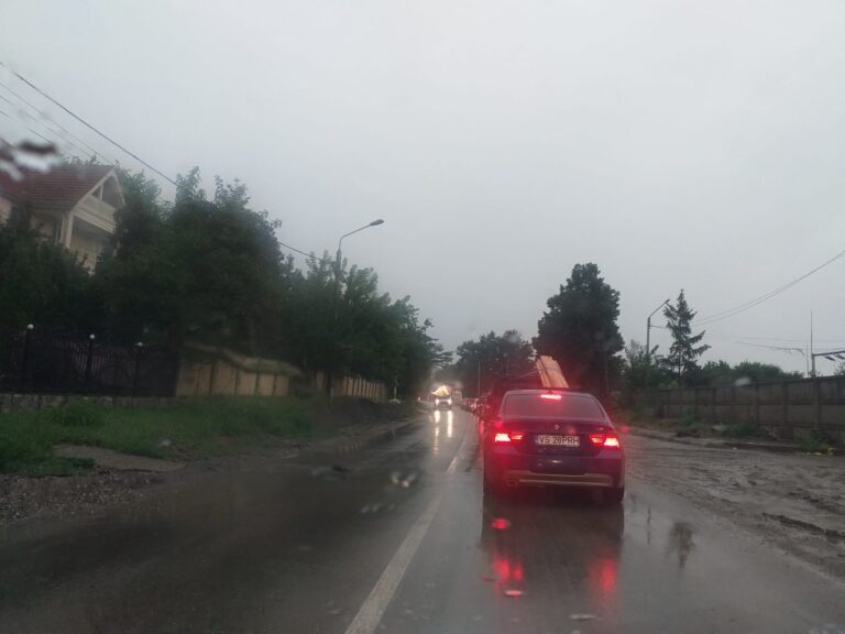 (VIDEO) Trafic blocat la intrarea în municipiul Vaslui dinspre ”Cișmeaua Moldovencei”. Coloana de mașini a ajuns aproape de Mărășeni