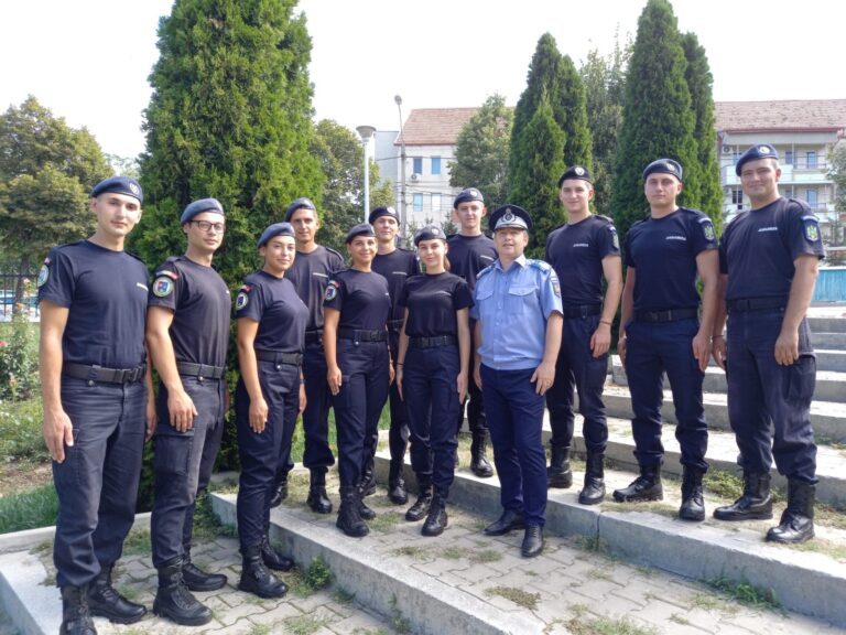 Elevii școlilor militare, instruiți de jandarmii vasluieni