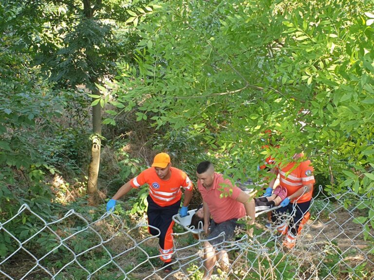 La un pas de moarte după ce a căzut în cap  dintr-un nuc