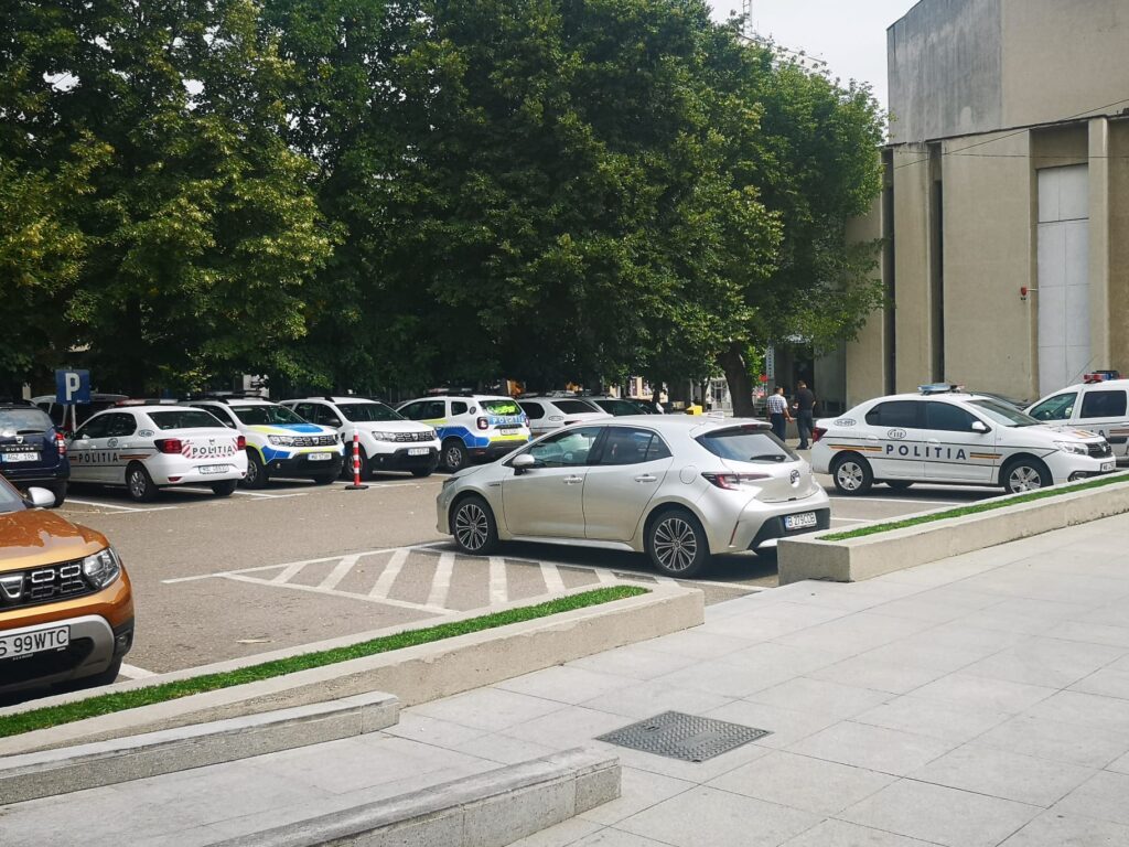 Parcarea Consiliului Județean Vaslui luată cu asalt de autospecialele de poliţie 2 WhatsApp Image 2021 08 25 at 13.04.21