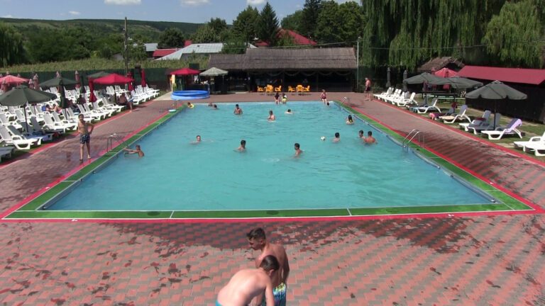 (FOTO) Comuna Pădureni, atracție turistică pentru sute de oameni. Piscina amenajată în centrul comunei atrage vizitatori din toate colțurile țării