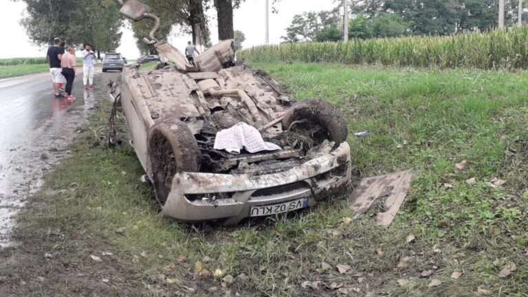 BMW cu numere de Vaslui, rupt în două în urma unui grav accident rutier, produs în județul Iași!