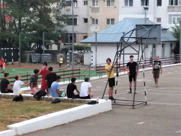 Copiii vasluieni invitați la sport în curțile școlilor! Politicienii locali se bat în declarații contradictorii!