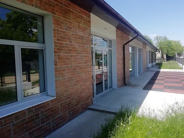 Grădinița de 500.000 de euro, din Fălciu, a fost predată de Nomis 2003 către comunitatea locală! Condiții europene pentru micuții Fălciului!
