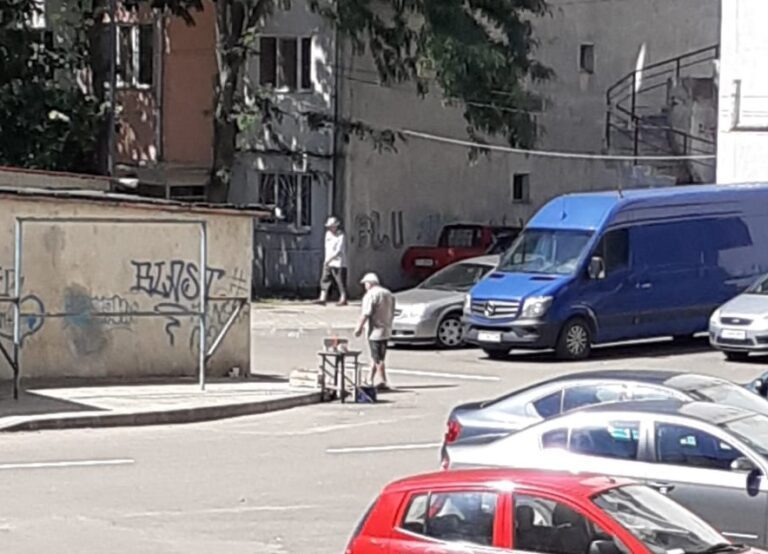 Când ți-e poftă de un grătar… faci grătar în spatele blocului! Ideea ingenioasă a unui vasluian!