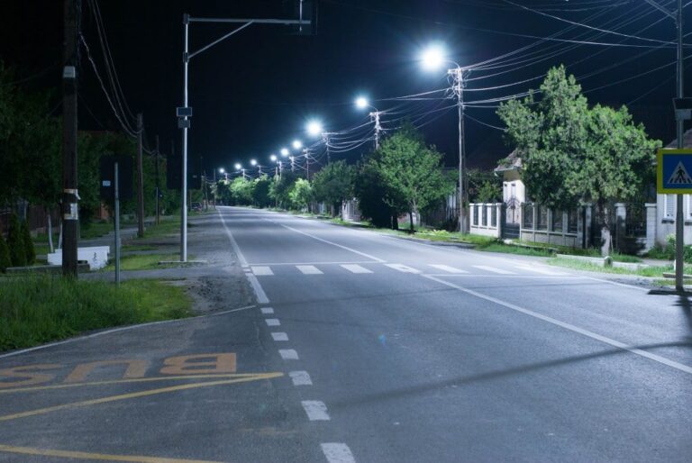Iluminat stradal modern și la Negrești. Vor fi montate 900 de lămpi cu LED