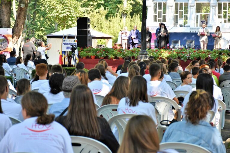 Parcul Copou, din Vaslui, centrul spiritualității județene! Replică memorabilă a Preasfințitului Părinte Ignatie, în fața celor 500 de tineri ortodocși: ”Nu lăsați online-ul să vă dirijeze viața”