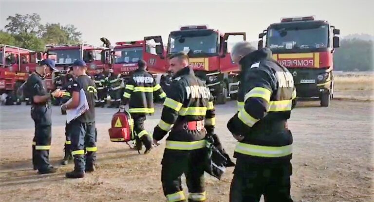 VIDEO Pompierii români se luptă cu flăcările, în Grecia! Sunt peste 100 de salvatori, care acționează în condiții extreme!