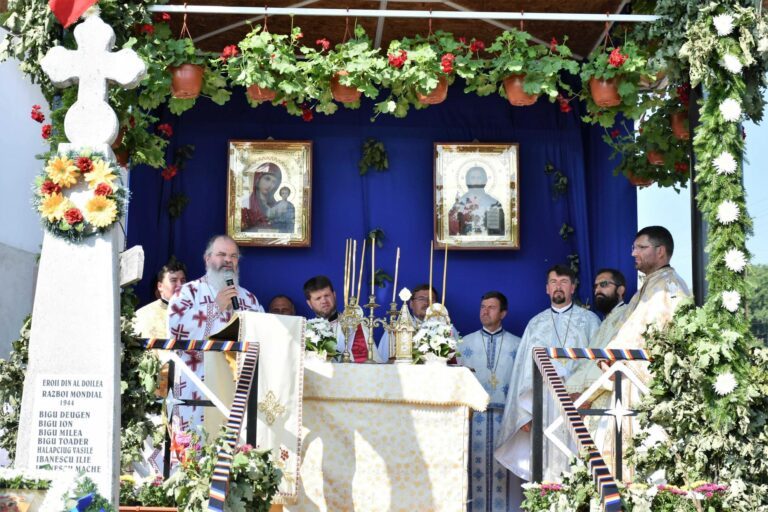 Episcopul Hușilor, în mijlocul credincioșilor din comuna Băcani! A sfințit pictura bisericii din Drujești!
